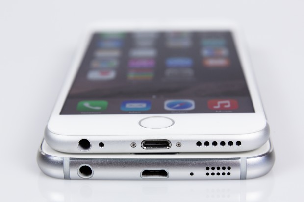 Das Galaxy S6 unten im direkten Vergleich mit dem iPhone 6 oben (Bild: Tobias Költzsch/Golem.de)