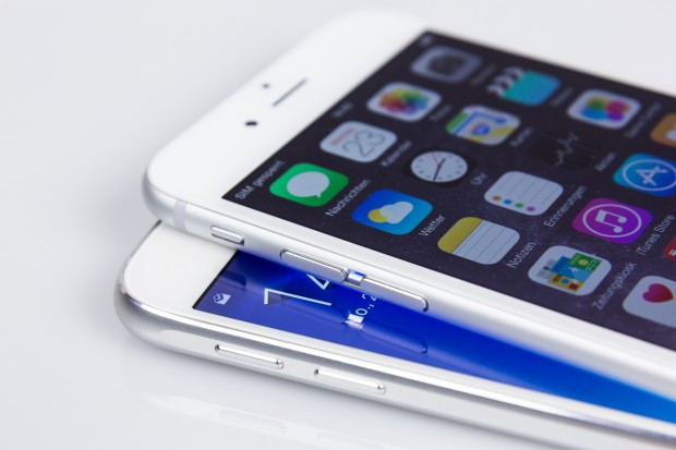 Das Galaxy S6 unten, das iPhone 6 oben (Bild: Tobias Költzsch/Golem.de)