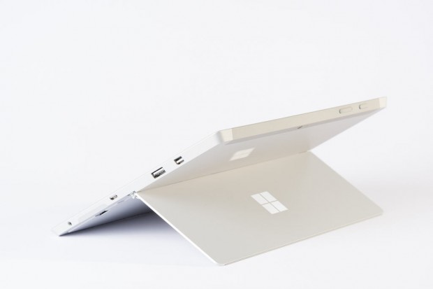 Dadurch ist auch eine flache Positionierung des Surface 3 m&ouml;glich. (Bild: Microsoft)