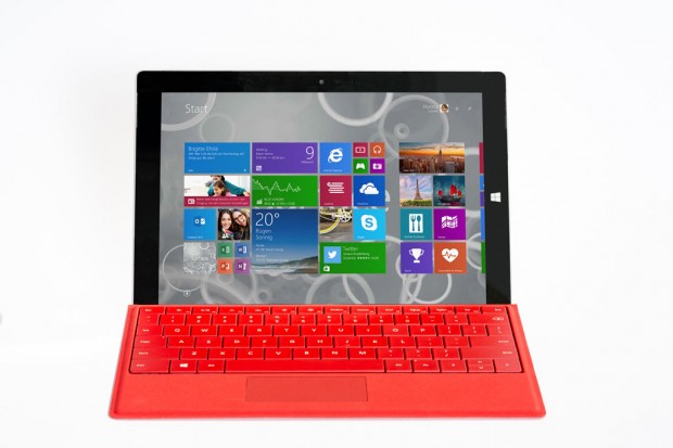 Die Tastatur kann dank eines Magnetstreifens angeschr&auml;gt werden. Das Touchpad wurde deutlich verbessert, ebenso der Anschlag. (Bild: Microsoft)