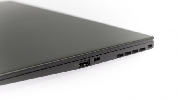 USB 3.0, ein Port für den Ethernet-Adapter und eine Öse für ein Kensington-Schloss (Bild: Martin Wolf/Golem.de)