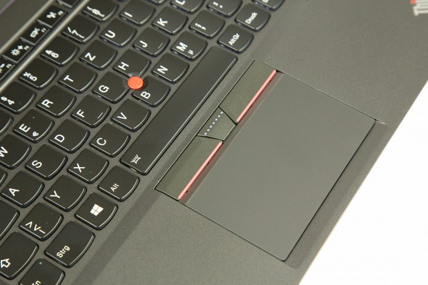 Oberhalb des Clickpads sitzen die dedizierten Maustasten des Trackpoints. (Bild: Martin Wolf/Golem.de)