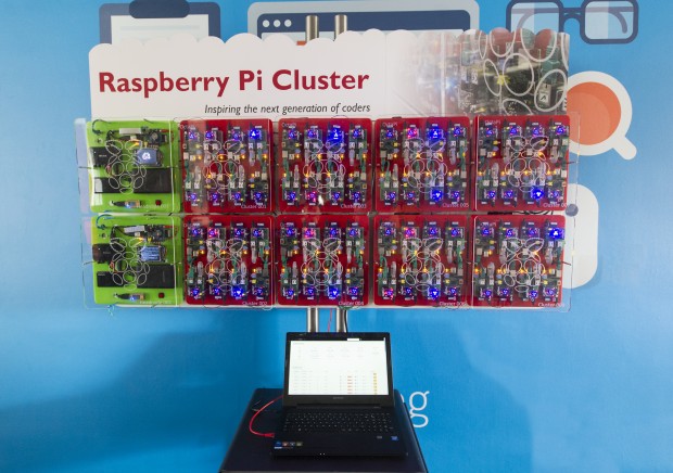 Bramble heißt das Cluster aus 64 Raspberry Pis, das ... (Photo: ©GCHQ 2015)