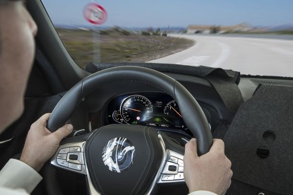 7er BMW mit Assistenzsystemen zur Spurhaltung (Bild: BMW)