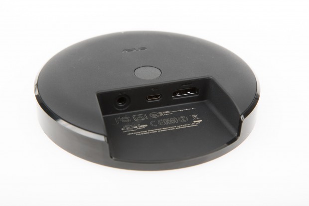 Auf der Unterseite hat der Nexus Player einen Pairing-Knopf (Bild: Martin Wolf/Golem.de)