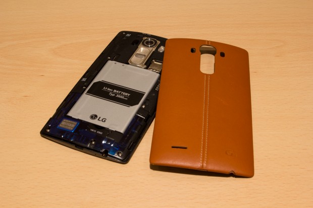 Die Rückseite ist wie beim Vorgänger G3 abnehmbar - der Akku kann gewechselt werden. (Bild: Tobias Költzsch/Golem.de)