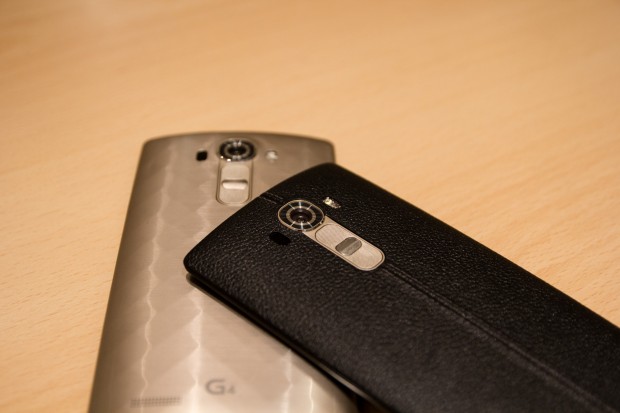 Das G4 kann entweder mit metallisch wirkender Kunststoffrückseite oder mit einem Echtleder-Cover erstanden werden. (Bild: Tobias Költzsch/Golem.de)