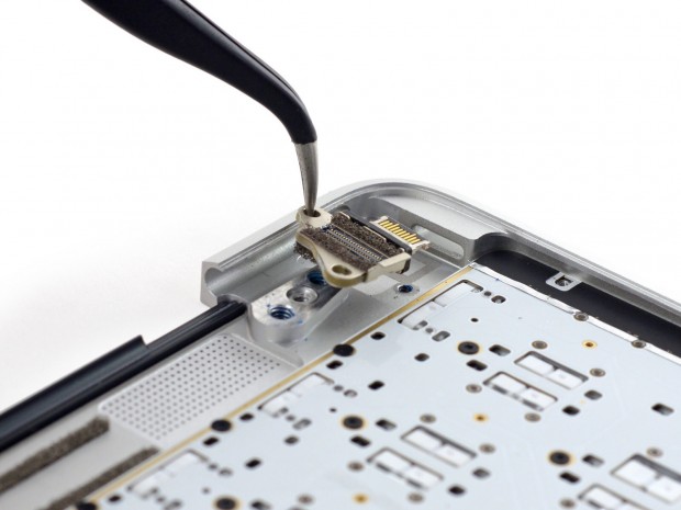 Der USB-C-Port ist verwinkelt eingebaut. (Bild: iFixit)