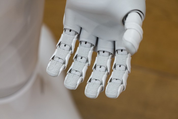 Mit seinen fünffingrigen Händen kann er auch Gegenstände tragen. (Foto: Werner Pluta/Golem.de)