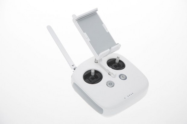 Gesteuert wird die Drohne per Fernbedienung und App. Für ein Mobilgerät gibt es eine Halterung an der Fernsteuerung. (Foto: DJI)