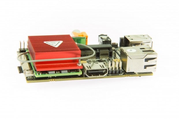 Unter dem Kühlkörper befindet sich das Modul mit dem Prozessor, dem RAM und der WLAN-Einheit, deren Antenne wenig elegant am Kühlkörper fixiert ist. (Martin Wolf/Golem.de)