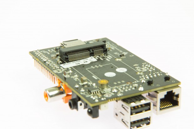 Auf der Unterseite befindet sich der mSATA-Einschub, dahinter der Micro-SD-Karteneinschub. (Martin Wolf/Golem.de)