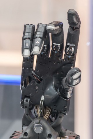 Die Hand wurde vom britischen Unternehmen Shadow Robot entwickelt.(Foto: Werner Pluta/Golem.de)