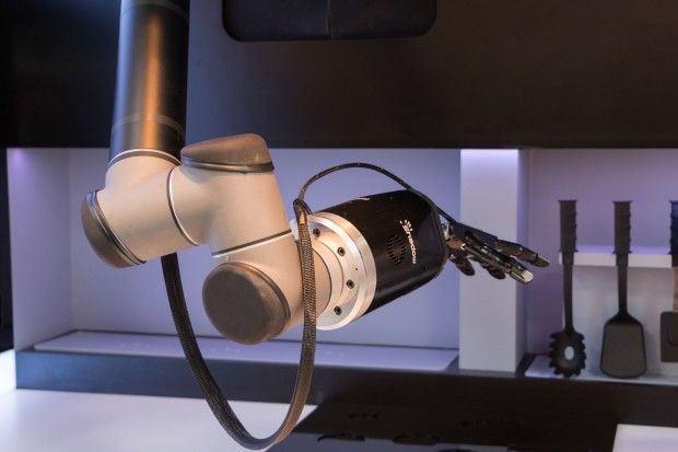 Sie wird von 20 Motoren angetrieben und kann alles, was eine menschliche Hand auch kann. (Foto: Werner Pluta/Golem.de)