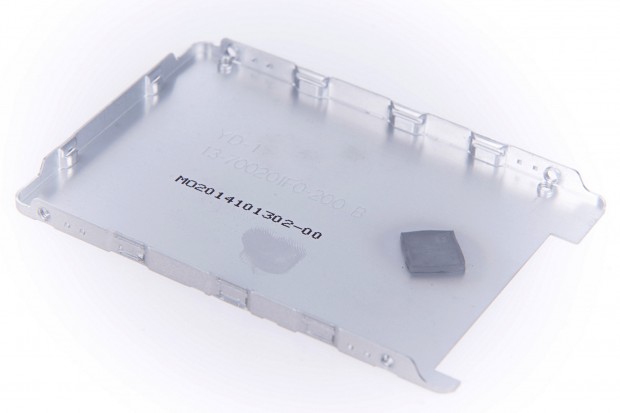 Der SSD-Controller der Crucial BX100 ben&ouml;tigt ein W&auml;rmeleitpad. (Bild: Martin Wolf/Golem.de)