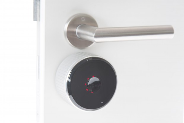 Leuchtet das Danalock rot, schlie&szlig;t es gerade die T&uuml;r. (Bild: Martin Wolf/Golem.de)