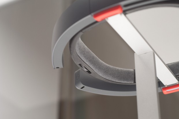 ... gibt es seitlich zwei rite Lautsprecher. Hinten ist ein Feststellrad für die Befestigung am Kopf. (Foto: Andreas Sebayang/Golem.de)