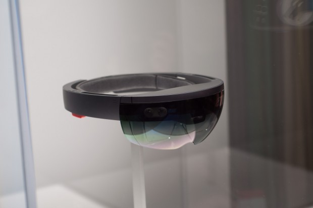 Der äußere Ring ist beweglich, die Hololens kann also leicht hoch und runter geklappt werden. (Foto: Andreas Sebayang/Golem.de)