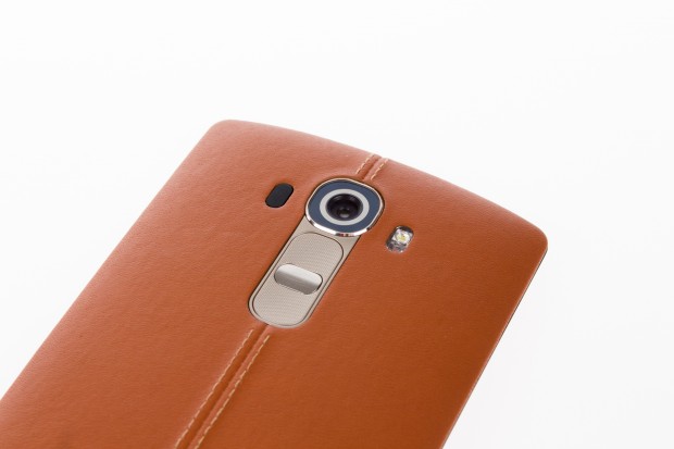 Die Kamera hat 16 Megapixel, links daneben ist der Laser-Autofokus-Sensor zu erkennen. Rechts neben dem Objektiv befinden sich der LED-Blitz und der neue Color-Spectrum-Sensor. (Bild: Tobias K&ouml;ltzsch/Golem.de)