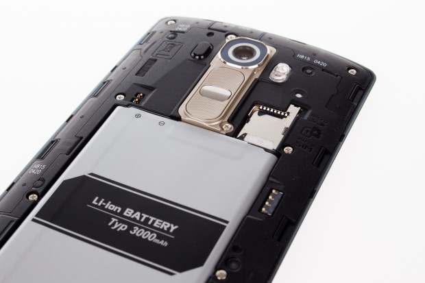 Der Akku mit einer Nennladung von 3.000 mAh ist wechselbar. (Bild: Tobias K&ouml;ltzsch/Golem.de)