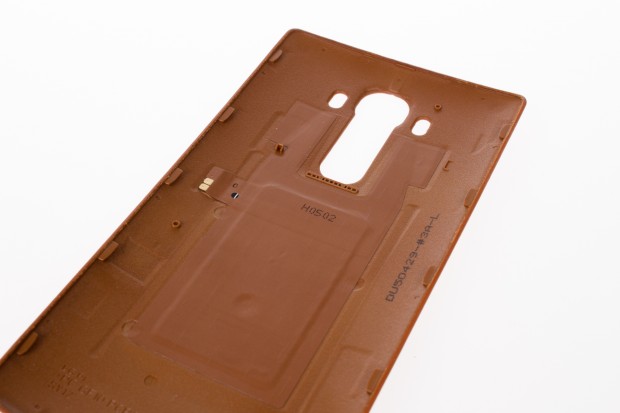 Dreht man das Leder-Cover um, wird das Innere aus Kunststoff sichtbar. In der Mitte des Covers ist der NFC-Chip untergebracht. (Bild: Tobias K&ouml;ltzsch/Golem.de)