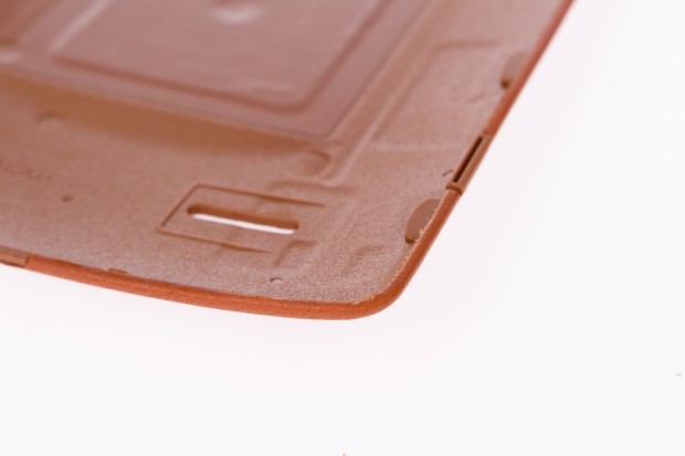 Das Leder ist um die Kanten geschlagen, weshalb der Rand des G4 sorgf&auml;ltig verarbeitet aussieht. (Bild: Tobias K&ouml;ltzsch/Golem.de)