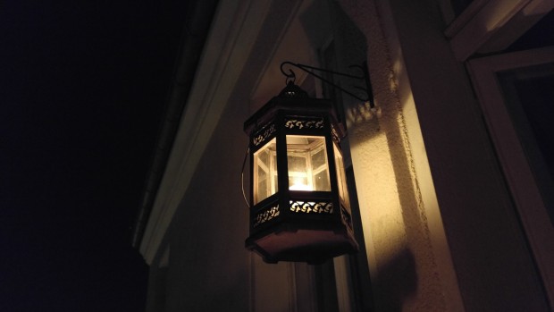 Dank einer Anfangsblende von f/1.8 und einem optischen Bildstabilisator macht die Kamera in dunklen Situationen Bilder mit wenig Rauschen. (Bild: Tobias K&ouml;ltzsch/Golem.de)