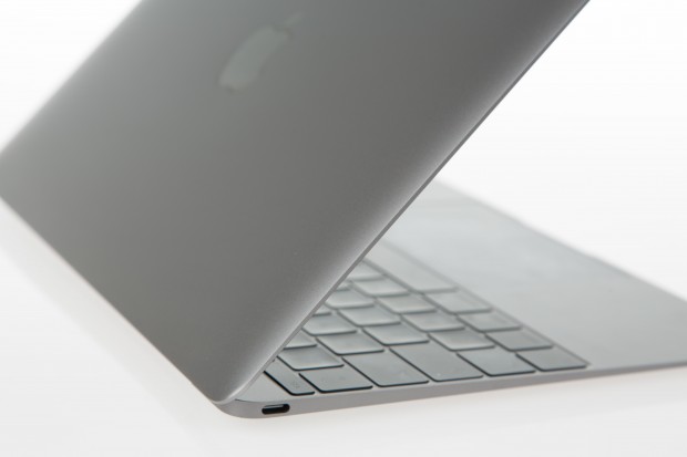 Der USB-Typ-C-Anschluss ist neben dem Kopfh&ouml;reranschluss die einzige Schnittstelle des Macbook 12. (Bild: Martin Wolf/Golem.de)