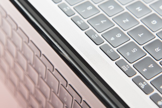 Neben dem Lautsprecher hat das Macbook 12 keine &Ouml;ffnungen - das System ist passiv gek&uuml;hlt. (Bild: Martin Wolf/Golem.de)