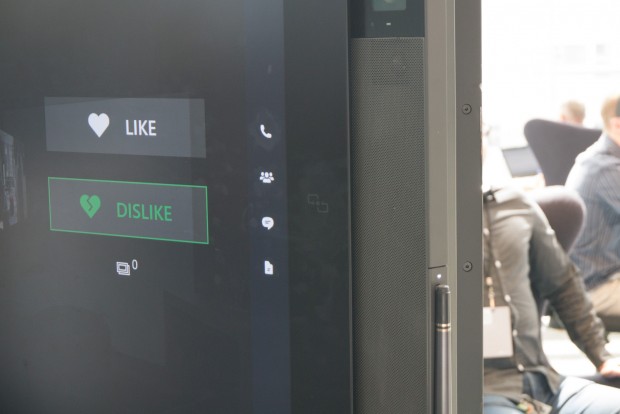 Kaum zu erkennen: im rechten Rahmen ist ein NFC-Lesegerät eingebaut. (Foto: Andreas Sebayang/Golem.de)