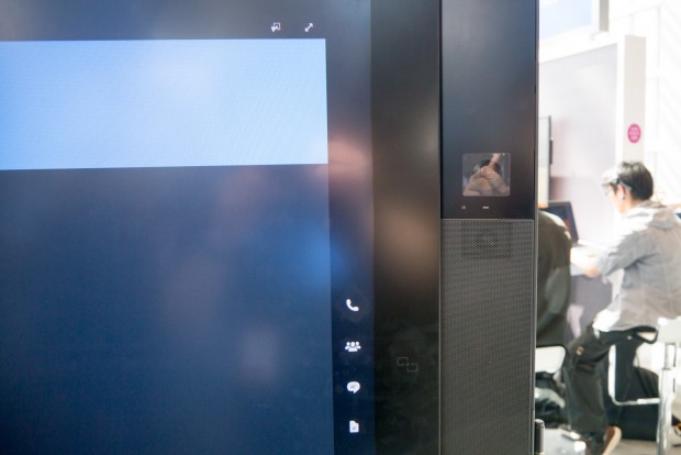 Daneben sind der Lautsprecher und eine der beiden Skype-Kameras. Das System schaltet automatisch auf die passende Kamera um. (Foto: Andreas Sebayang/Golem.de)