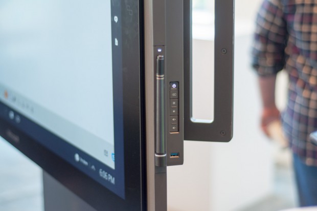 Auf der rechten Seite wird zudem der Stift und einige separate Bedienelemente untergebracht. (Foto: Andreas Sebayang/Golem.de)