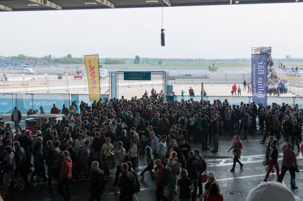 Anstehen f&uuml;r den Pit Walk: Zuschauer konnten... (Foto: Werner Pluta/Golem.de)