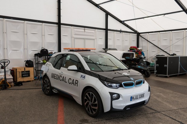 Der Streckenarzt ist mit BMW i3 unterwegs, einem Elektroauto. (Foto: Werner Pluta/Golem.de)