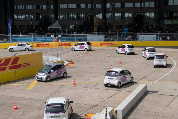Rekordverd&auml;chtig: Ein Korso von 577 Elektrofahrzeugen fuhr rund um den Kurs. Das soll einen Eintrag ins Guinness-Buch bringen. (Foto: Werner Pluta/Golem.de)