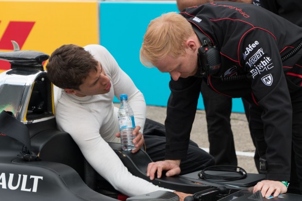 Loic Duval im Gespr&auml;ch mit seinem Renningenieur. (Foto: Werner Pluta/Golem.de)