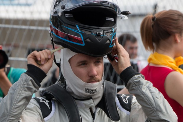 Nick Heidfeld setzt den Helm auf. (Foto: Werner Pluta/Golem.de)