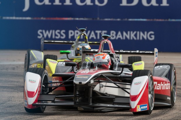 Zweikampf: Karun Chandok im Mahindra vor Charles Pic im Next EV. (Foto: Werner Pluta/Golem.de)