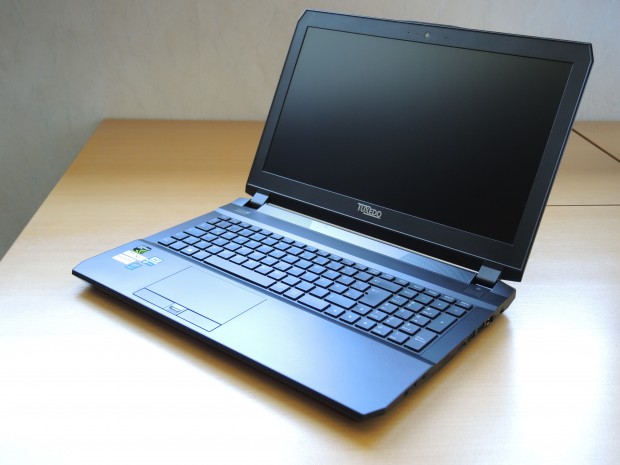 Das Tuxedo Book XC1505 besitzt ein recht d&uuml;nnes Display, das sich leichter in Schwingungen versetzen l&auml;sst. (Foto: Tim Sch&uuml;rmann)