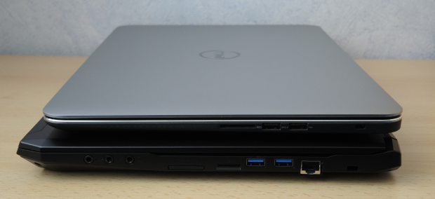 Die seitlichen Ansichten des Dell Precision M3800 (oben) und des Tuxedo Book XC1505 (unten). (Foto: Tim Sch&uuml;rmann)