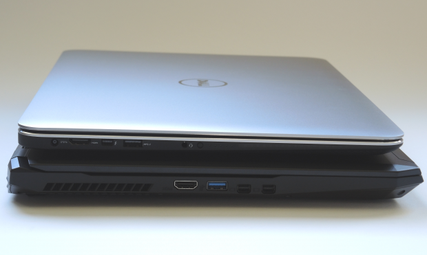 Die seitlichen Ansichten des Dell Precision M3800 (oben) und des Tuxedo Book XC1505 (unten). (Foto: Tim Sch&uuml;rmann)