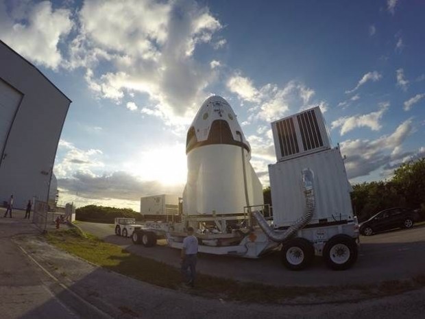 Die Dragon wird zur Startrampe gebracht. (Foto: SpaceX)