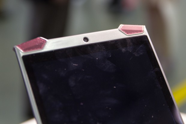 Charakteristisch für das Tablet sind die vier an den Ecken angebrachten Lautsprecher. (Bild: Tobias Költzsch)