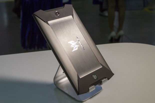 Die Rückseite ist im Armor-Look gehalten. (Bild: Tobias Költzsch)