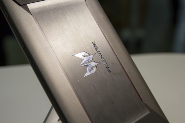 Der Mittelteil der Rückseite ist aus Metall. (Bild: Tobias Költzsch)