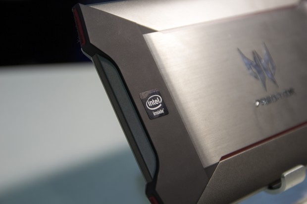 Die kurzen Kanten sind mit Kunststoff verkleidet. (Bild: Tobias Költzsch)