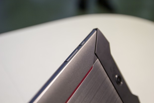 Auf der Rückseite gibt es noch markante rote Trennelemente. (Bild: Tobias Költzsch)