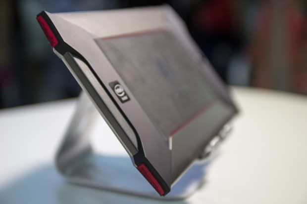 Die Ausbuchtung, die durch die Lautsprecher entsteht, ist ideal, um das Tablet im Querformat zu halten. (Bild: Tobias Költzsch)