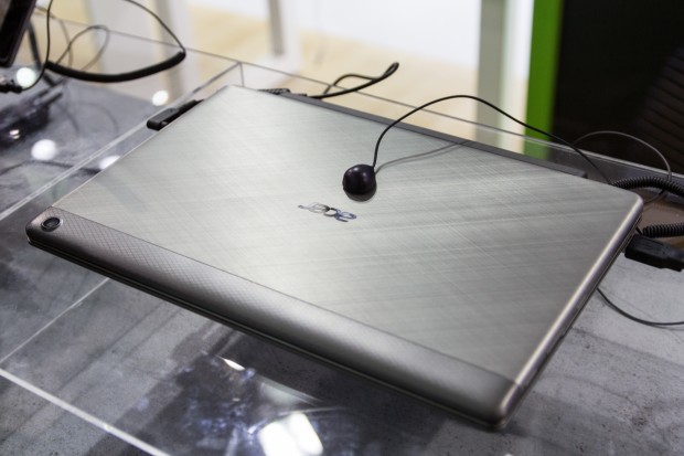 Zusammengeklappt unterscheidet sich das Ger&auml;t kaum von einem kleinen Notebook. (Bild: Tobias K&ouml;ltzsch/Golem.de)