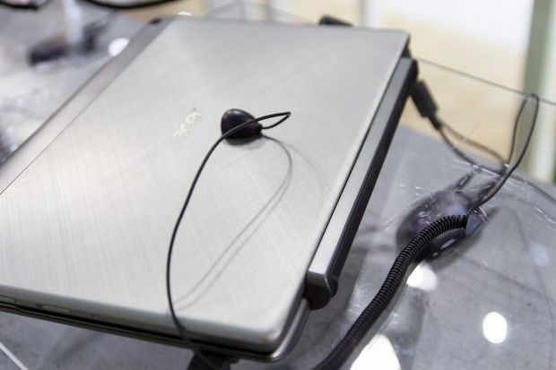 Das Verbindungsgelenk zwischen Tablet und Tastatureinheit hat Acer unauff&auml;llig gestalten k&ouml;nnen - dank fehlender &uuml;berstehender Kanten f&auml;llt es kaum auf. (Bild: Tobias K&ouml;ltzsch/Golem.de)